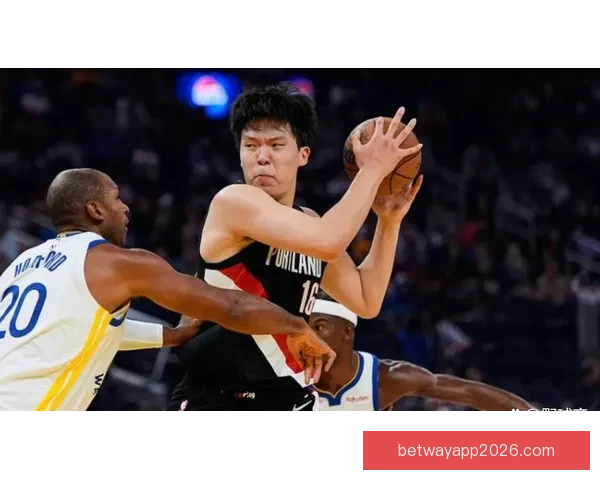 杨瀚森6分4篮板遭恶意抱摔裁判判罚引球迷狂嘘
